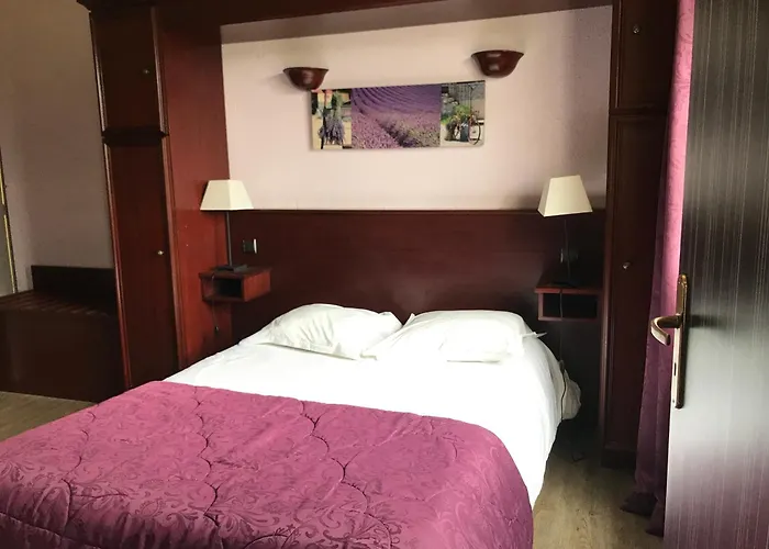 Logis & Restaurant - Le Chateau Des Tourelles 3 Etoiles ホテル Le Wast