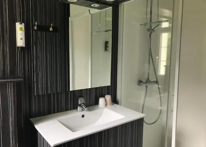 Logis & Restaurant - Le Chateau Des Tourelles 3 Etoiles ホテル 2*