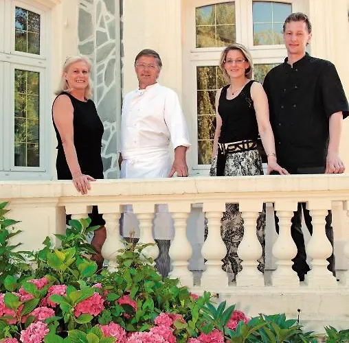 Logis & Restaurant - Le Chateau Des Tourelles 3 Etoiles ホテル Le Wast